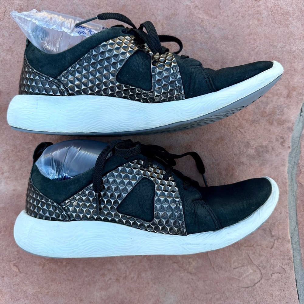 Clarks| Artisan Black Suede Tennis Shoes | Size 8 | Good pre-worn condition! - Picture 4 of 9